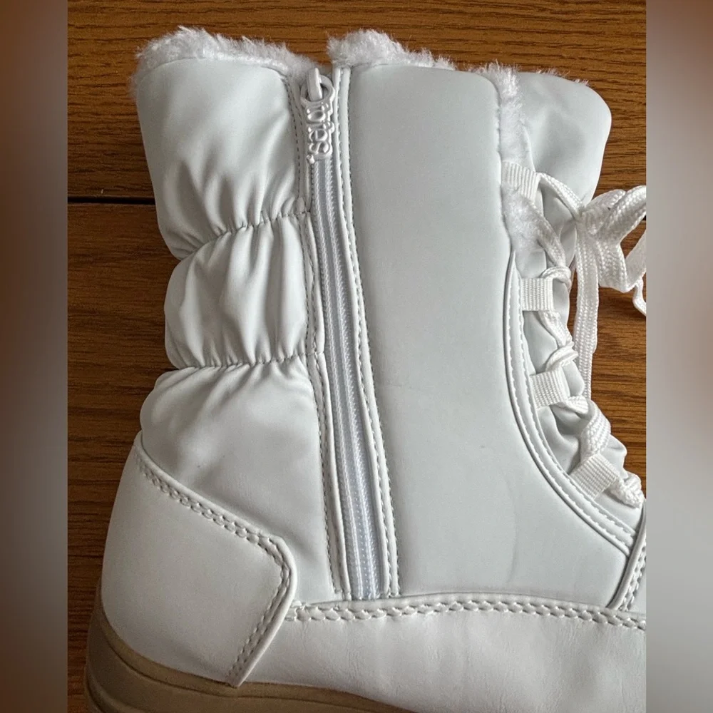 Totes Quilted White Daisy Waterproof Boots, women’s size 9